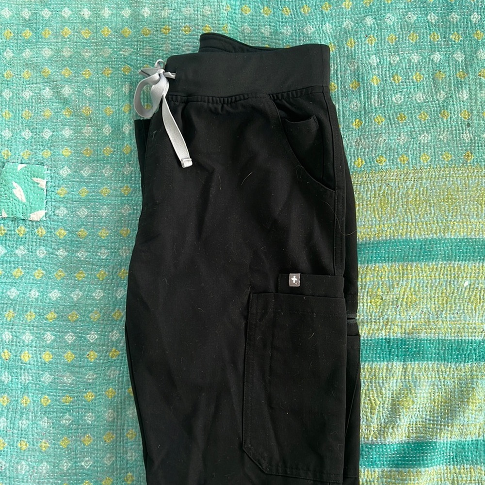 Figs black yola cargo pant - xs
